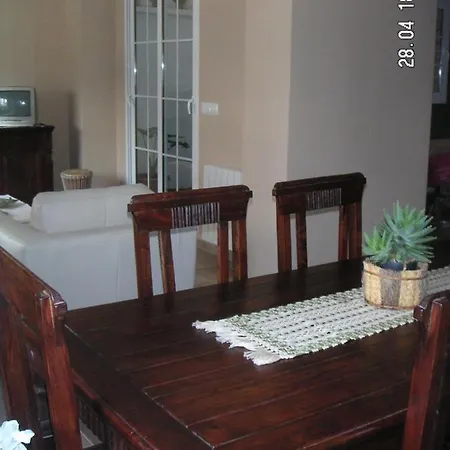 Penzion Room In Guest Room - Quiet Single Room In Valencia, With Large Terrace For Pets
