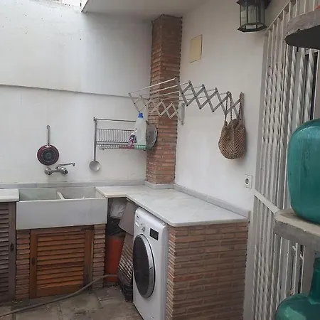 Room In Guest Room - Quiet Single Room In Valencia, With Large Terrace For Pets