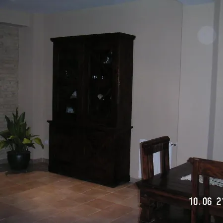 Penzion Room In Guest Room - Quiet Single Room In Valencia, With Large Terrace For Pets