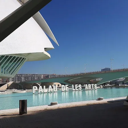 Room In Guest Room - Quiet Single Room In Valencia, With Large Terrace For Pets *